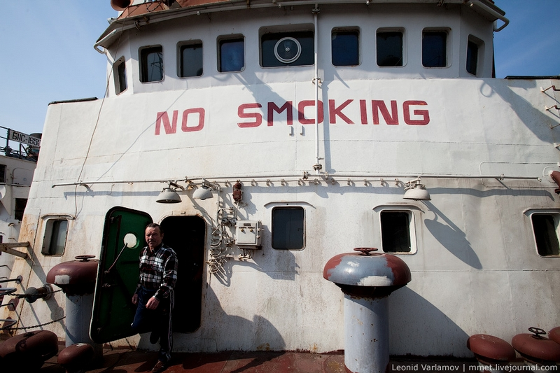 Illustration for article titled Inside a 132,000-gallon Russian oil tanker